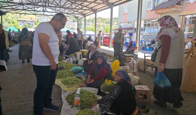 Ahmet Bahadır Ünlü tezgâhları tek tek gezdi