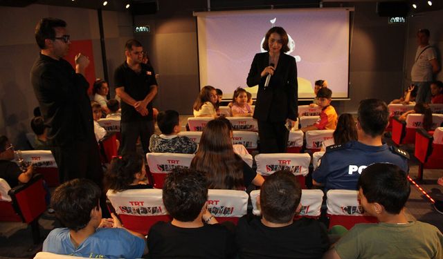 Kaymakam Nayman, TRT Sinema Tırı’nda çocukların heyecanına ortak oldu