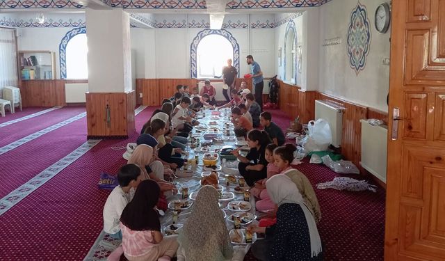 Kur’an kursu öğrencileri kahvaltıda buluştu