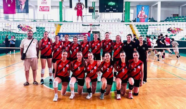 Kız ve erkek voleybol takımları yarı finale galibiyetle başladı