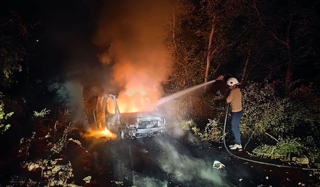 Çorum'da seyir halindeyken yanan araç kullanılamaz hale geldi