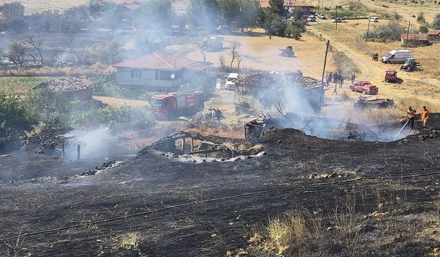 Osmancık'taki yangında 1 ev, 2 samanlık ve 2 ahır zarar gördü