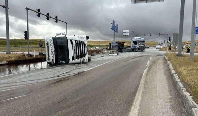 Çorum'da çarpışan tır ve tankerin sürücüleri yaralandı