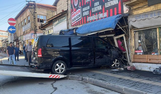 Park halindeki araçları biçti, sonra iş yerine daldı