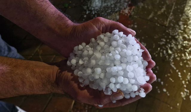 Alaca'da sağanak doluya dönüştü, cadde ve sokaklar beyaza büründü