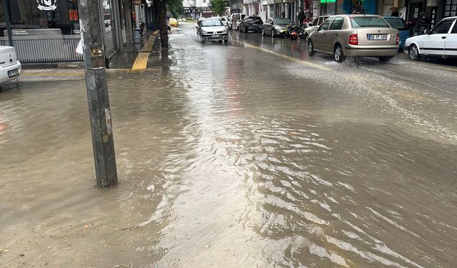 Çorum’da aniden bastıran yağmur hayatı felç etti