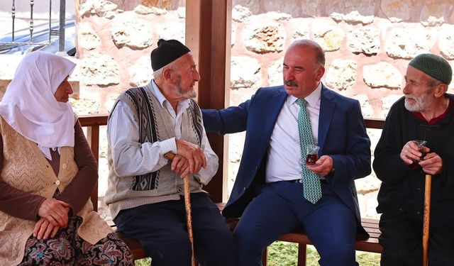 Devletin zirvesi Alören’de çiftçinin sofrasına konuk oldu