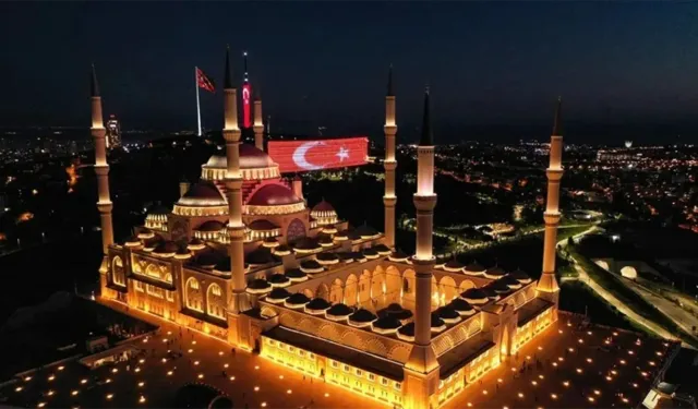 Diyanet'ten 15 Temmuz açıklaması: 81 ildeki camilerde ışıklar hiç sönmeyecek