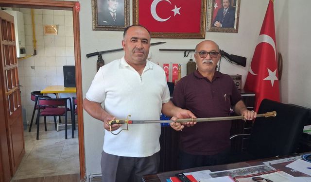 Çorum'da aile yadigârı kılıç derneğe emanet edildi