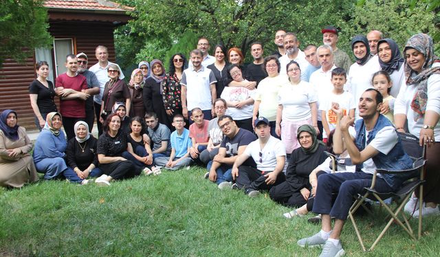Engeller sevgiyle aşıldı: Beyazay Derneği çocuklar ve ailelerini aynı sofrada buluşturdu
