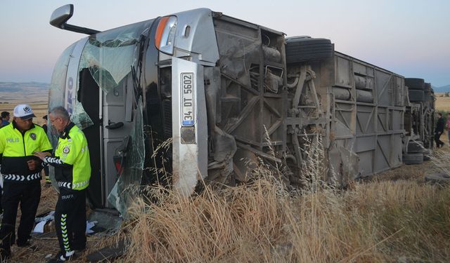 Otobüs böyle devrildi: 46 yaralı, hastanelere akın ettiler!