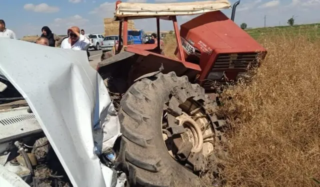 Park halindeki traktöre çarpan otomobilde can pazarı