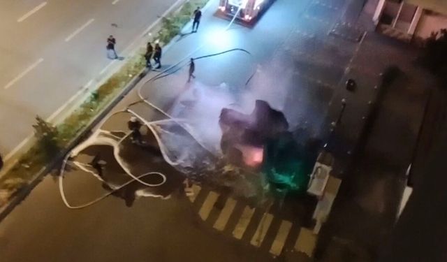 Şarjda takılı elektrikli araç bir anda alev topuna döndü: O anlar saniye saniye kaydedildi