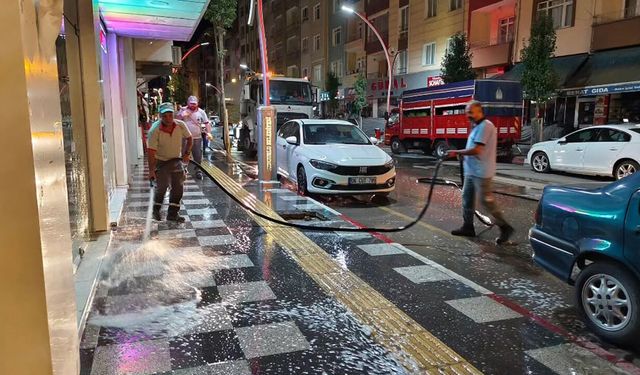 Sungurlu’da cadde ve kaldırımlar yıkandı