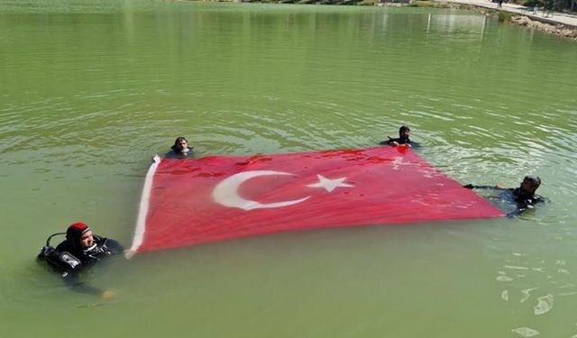 Yeşil Göl'de anlamlı anma: İHH dalgıçları 15 Temmuz şehitleri için su üzerinde Türk bayrağı açtı