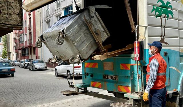 İskilip’te çöp konteynerleri yıkanarak dezenfekte ediliyor