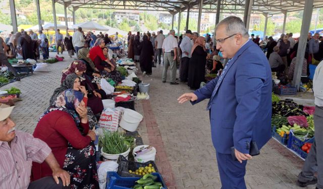 Başkan Ünlü, sebze pazarında esnaf ve vatandaşlarla buluştu