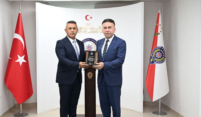 Emekli polis memuru Muzaffer Bayram’a plaket ve onur belgesi
