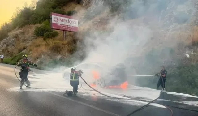 30 yıllık itfaiyeci şaştı kaldı: Elektrikli araç yandı, 12 saatte söndürülemedi!