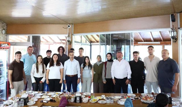 YKS’de ilk 30 bine giren  öğrenciler ödüllendirildi