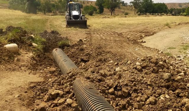 Büyükdona Köyü'nde arazi yollarına bakım