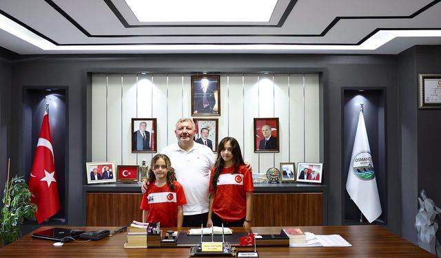 Başkan Gelgör’den gençlere forma hediyesi