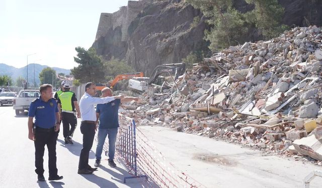 Osmancık Kalesi çevresinde yıkım çalışmaları sürüyor