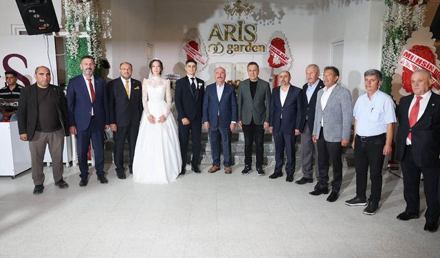 Vali Çalgan ve Başkan Dere, Aydoğmuş ailesinin düğününe katıldı