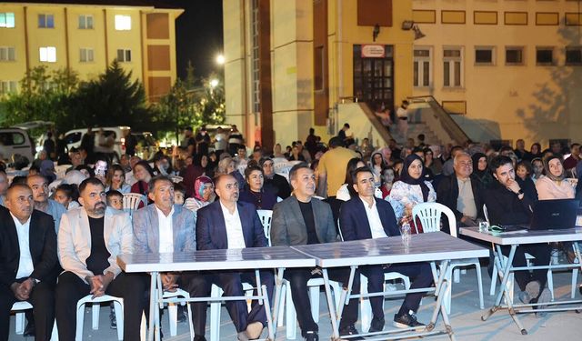 Başkan Dere, Akçakent Mahallesi’ndeki Yaz Sinema Gecesi’ne katıldı