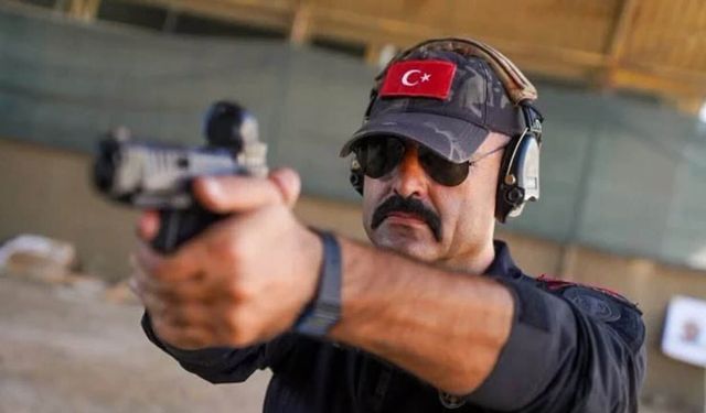 Çorumlu polis Avrupa’da Türk bayrağını dalgalandırdı