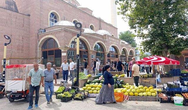 Beylerçelebi Camii önünde Cuma bereketi