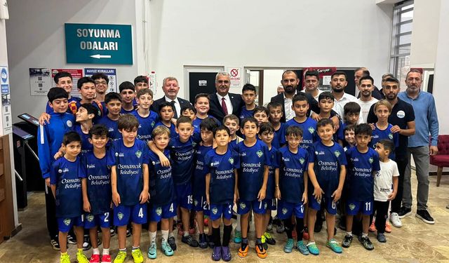 Ahlatcı, Osmancık Yüzme Havuzu ve Spor Kompleksi’ni ziyaret etti