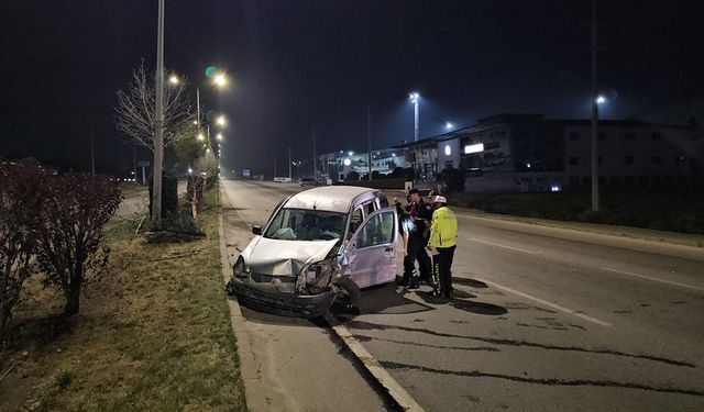 Çorum'da feci kaza: Refüjü aşıp karşı şeride geçen araçta anne ve oğlu yaralandı