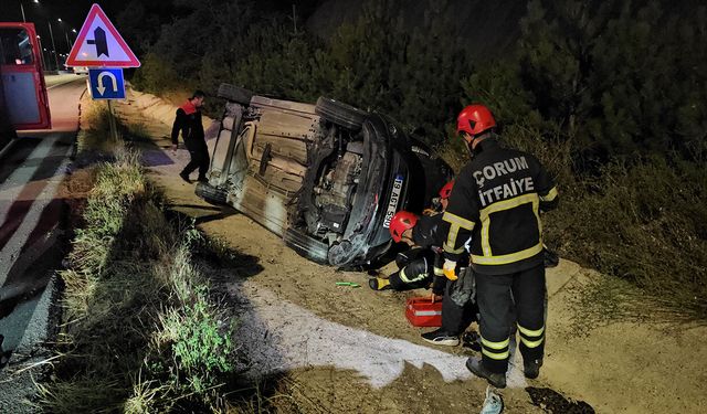 Çorum'da su tahliye kanalına devrilen otomobildeki 2 kişi yaralandı