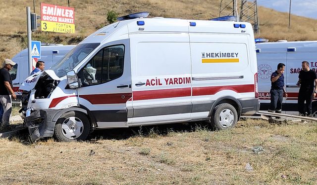 Çorum'da ambulans ile pikap çarpıştı: 5 yaralı