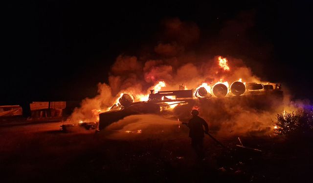 Çorum'da devrildikten sonra yanan tır kullanılamaz hale geldi