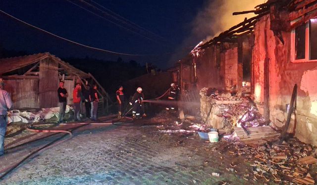 İskilip’te yangın iki evi kullanılamaz hale getirdi