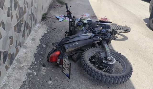 Alaca'da iki sokak kesişiminde feci kaza: Motosiklet sürücüsü yola savruldu!