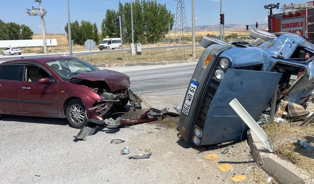 Sungurlu'da korkunç kaza! Kavşakta iki otomobil çarpıştı: 1 yaralı