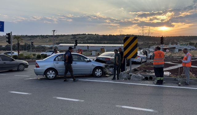 Çorum’da iki otomobil çarpıştı: Sürücüler yara almadan kurtuldu