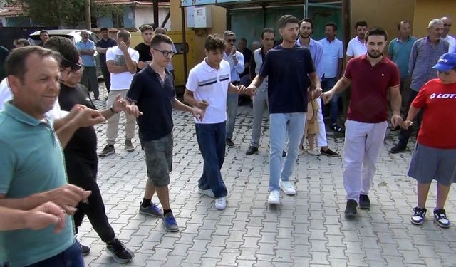 Çorum'da düğüne İtalyan damgası: İki İtalyan halay çekip çiftetelli oynadılar