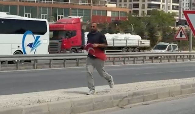 Yola düşen Türk bayrağını yerde bırakmadı