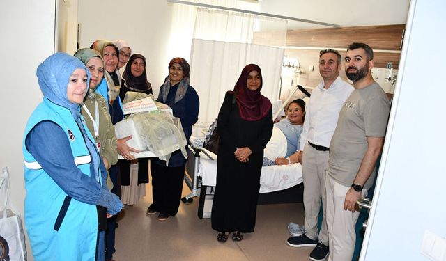 Hastanede yeni doğum yapan annelere anlamlı ziyaret