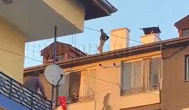 Çorum’da yürekleri ağza getiren anlar: Çatıya çıktı