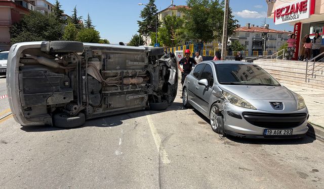 Çorum'da dehşet anları kamerada: Park halindeki araca çarpıp bir anda devrildi