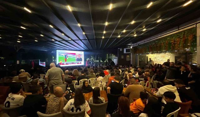 Çorum'da tarihi gece! Taraftarlar Millet Bahçesi'nde buluştu