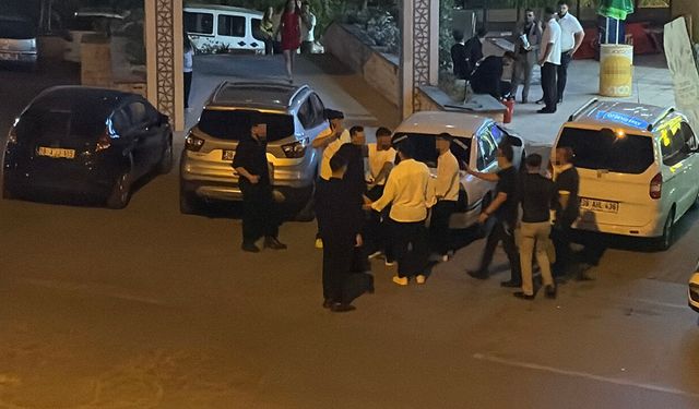 Düğün salonunda ortalık bir anda karıştı: Tekme ve yumruklar havada uçuştu