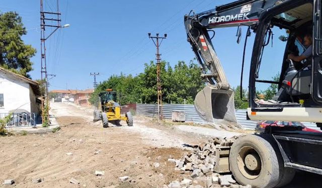 İsmetpaşa Mahallesi Savak Yolu’nda sıcak asfalt hazırlığı başladı