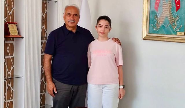 LGS İskilip birincisi Berra Deveci’ye belediyede tebrik