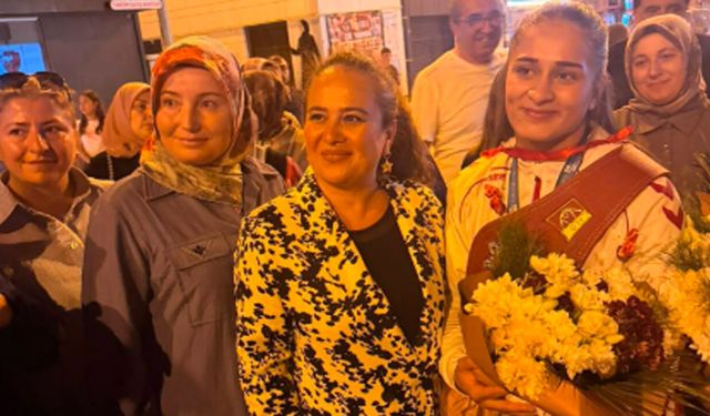 Semra Akyüz Akdağ, dünya şampiyonu Özdenur Özmez’in sevincine ortak oldu